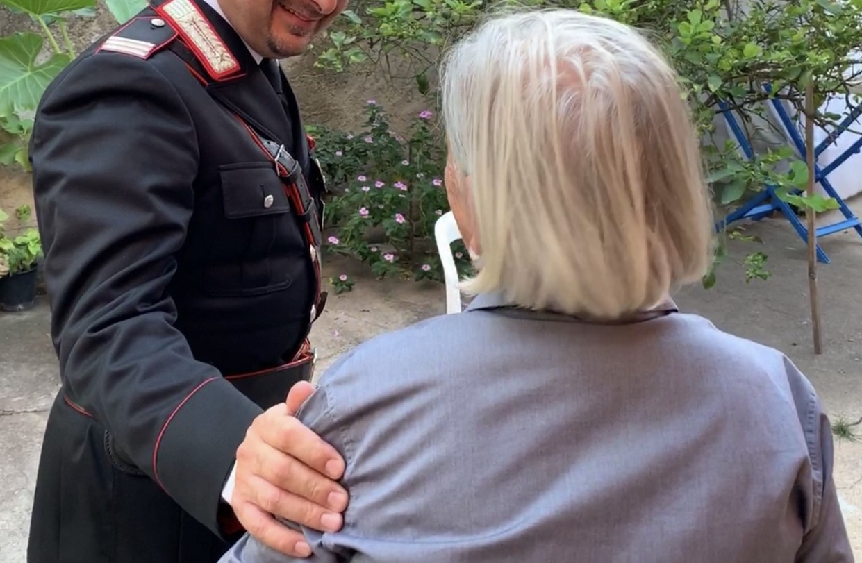 Anziana raggirata a Bologna, il truffatore le sottrae gioielli per centinaia di migliaia di euro