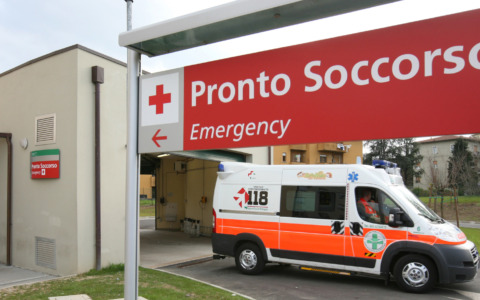 Bimbo di un anno e mezzo precipita dal secondo piano: in rianimazione