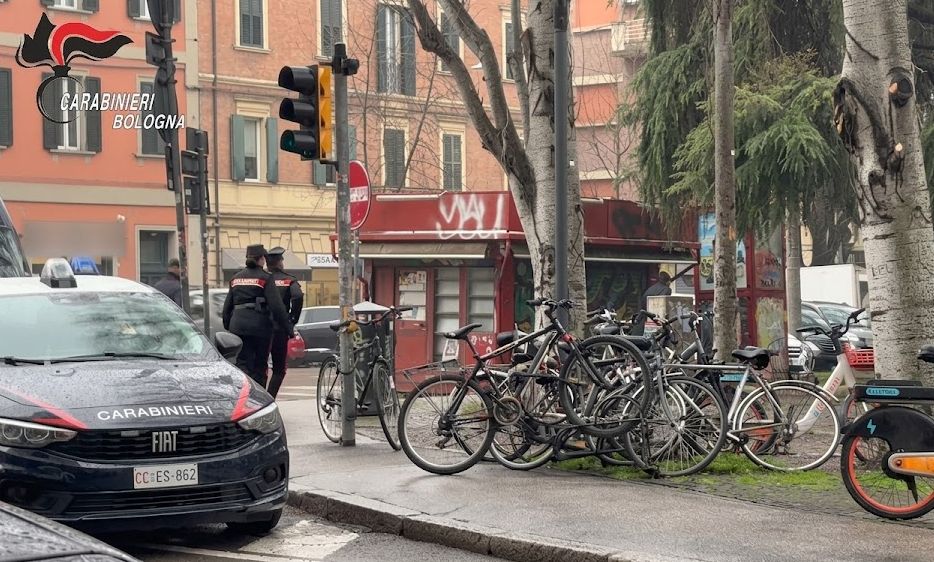 Tenta di sfuggire a un controllo, si denuda e ferisce due carabinieri