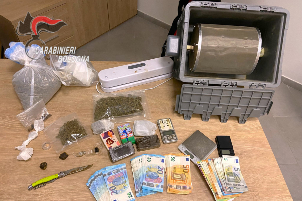 In casa più di mezzo kg di droga: 31enne arrestato dai carabinieri al Pilastro