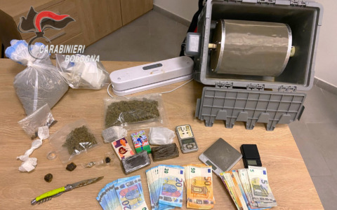 In casa più di mezzo kg di droga: 31enne arrestato dai carabinieri al Pilastro