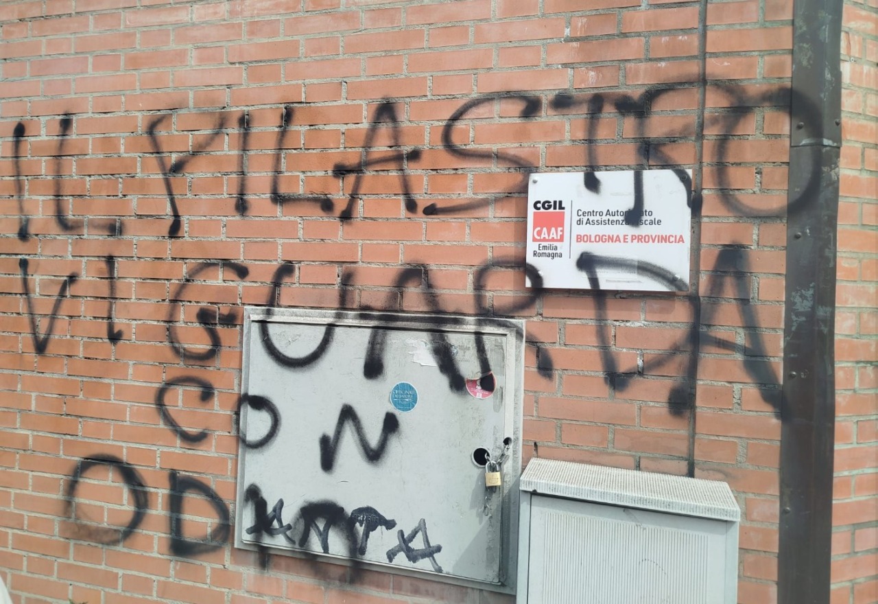 Scritte minacciose nella sede del Caaf Cgil Emilia-Romagna