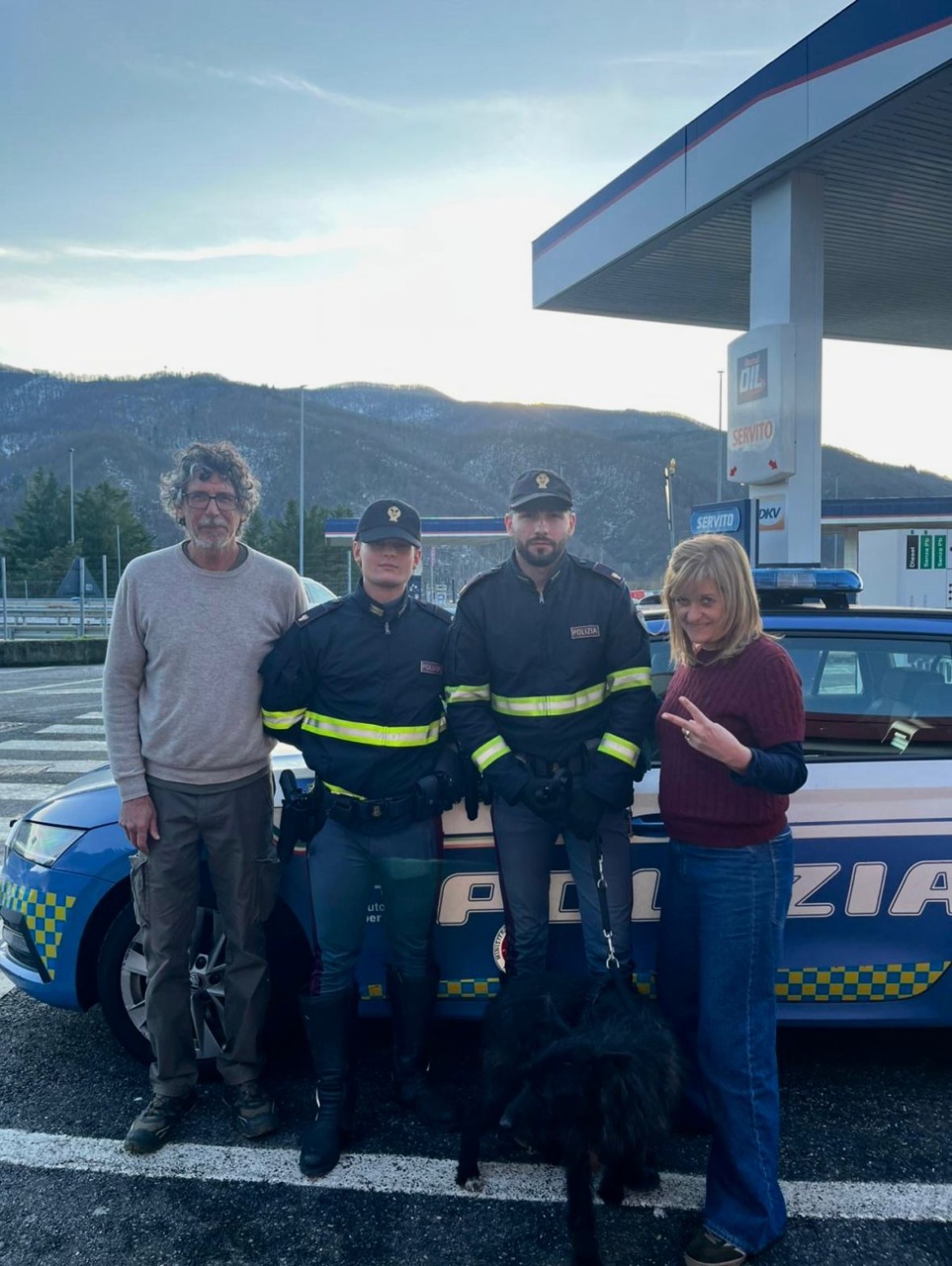 Cane scappa dai proprietari che lo hanno appena adottato e finisce in un dirupo, viene salvato dagli agenti della polstrada