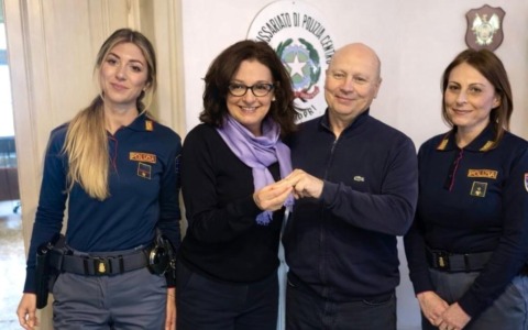 Smarrisce la fede nuziale, la Polizia gliela restituisce il giorno dell’anniversario
