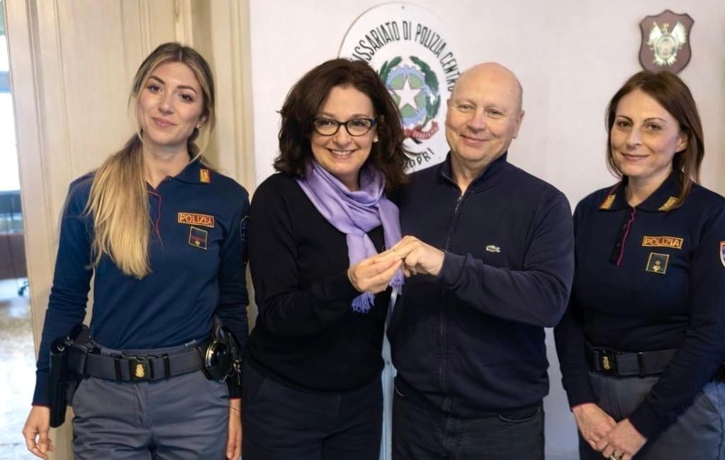 Smarrisce la fede nuziale, la Polizia gliela restituisce il giorno dell’anniversario