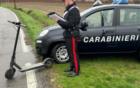 In due su un monopattino e senza casco fanno incidente, passeggero ferito