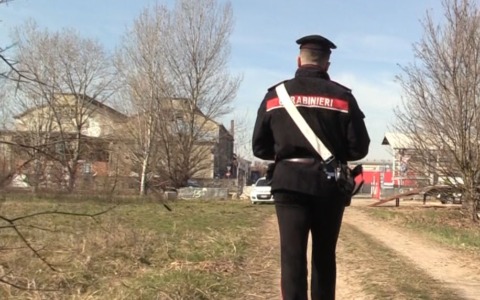 Lite in una struttura per senza dimora, i carabinieri sequestrano un coltello