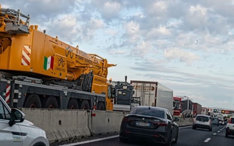 Camion in avaria in A14, traffico paralizzato nel nodo bolognese