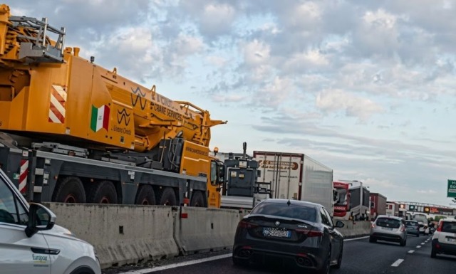 Camion in avaria in A14, traffico paralizzato nel nodo bolognese
