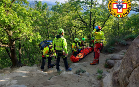 Si sporge dalla Rocca di Badolo e precipita per 40 metri, anziano gravissimo
