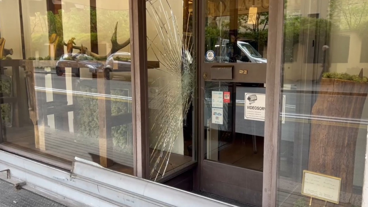 “Spaccata” in un laboratorio orafo in via Andrea Costa