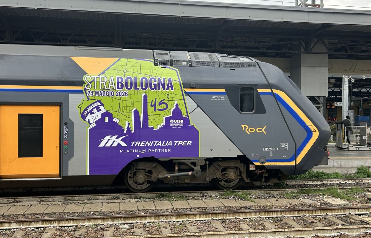 Un convoglio di Trenitalia-Tper girerà con la livrea dedicata alla ‘StraBologna’