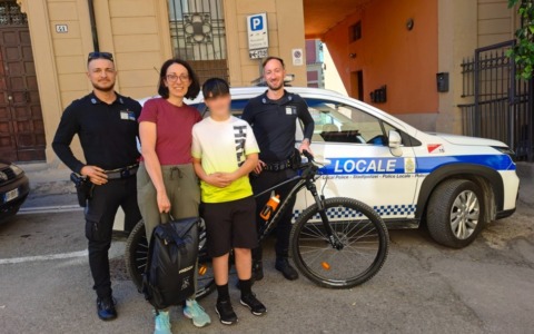 Rubano la bici a 13enne, la polizia locale la ritrova grazie al gps