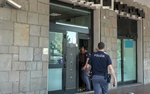 Nasconde la cocaina in una cassetta di sicurezza della banca, 44enne arrestato