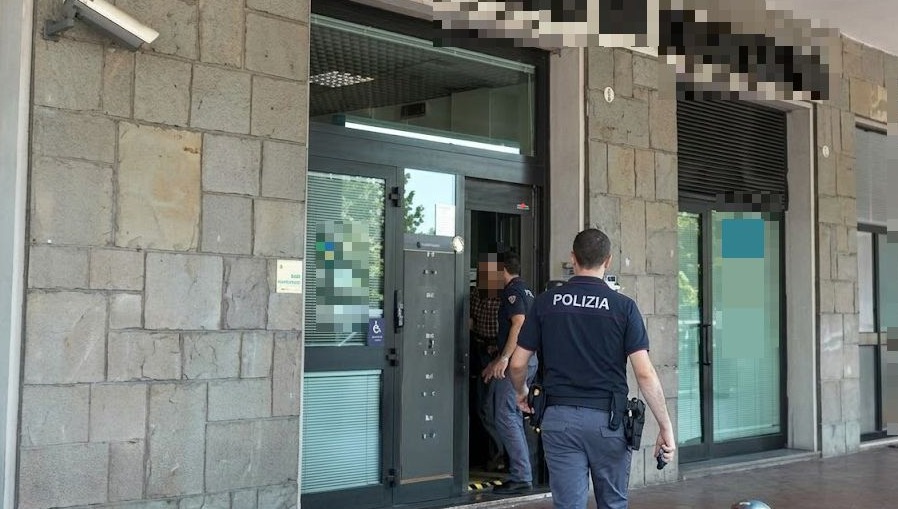 Nasconde la cocaina in una cassetta di sicurezza della banca, 44enne arrestato