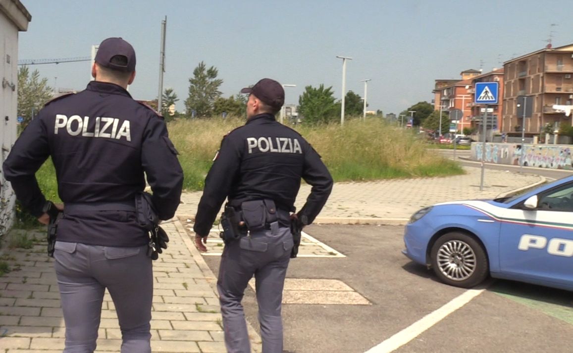 Compra la cocaina e scappa, la Polizia arresta lo spacciatore e denuncia il cliente