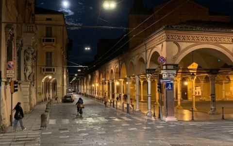 Due rapine in una sera in Strada Maggiore, nel mirino un market e un passante