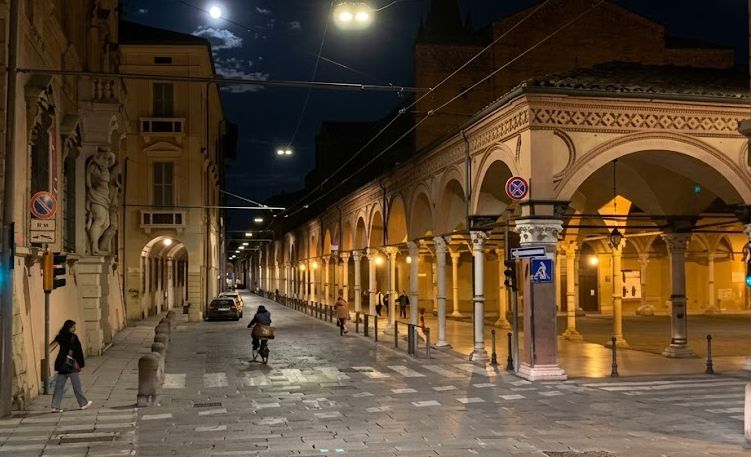 Due rapine in una sera in Strada Maggiore, nel mirino un market e un passante