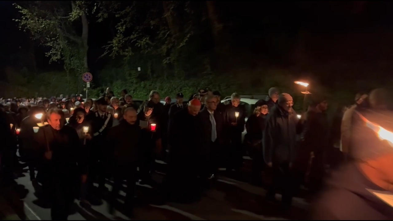 Via crucis col cardinal Zuppi invocando la pace