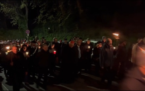 Via crucis col cardinal Zuppi invocando la pace