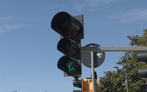 Via Tolmino: quel semaforo “eterno” a prova di circensi