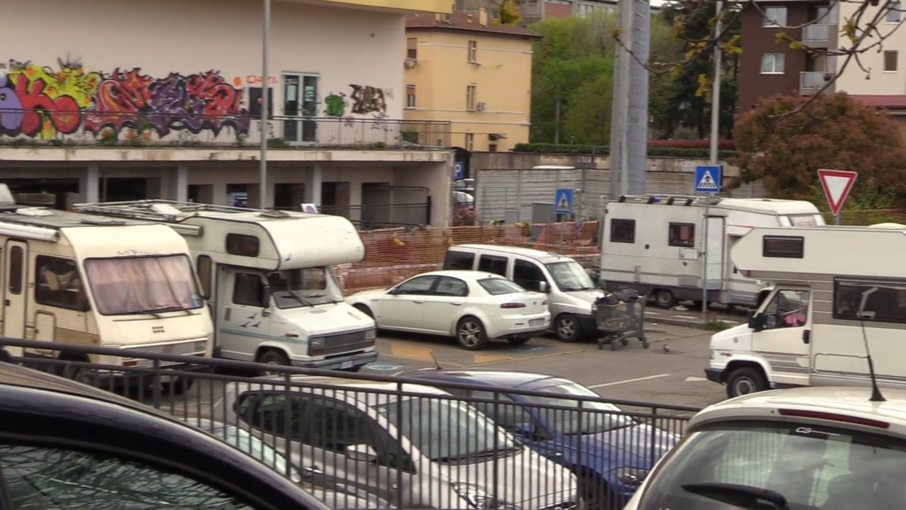 Allarme sicurezza in via Mainoldi: ‘accampamento abusivo in un parcheggio’, i timori di commercianti e residenti