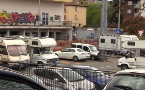 Allarme sicurezza in via Mainoldi: ‘accampamento abusivo in un parcheggio’, i timori di commercianti e residenti