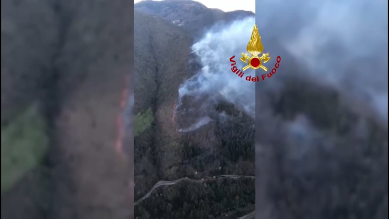 Vasto incendio boschivo ad Alto Reno Terme, vigili del fuoco al lavoro