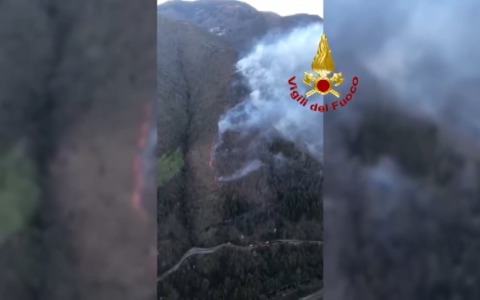 Vasto incendio boschivo ad Alto Reno Terme, vigili del fuoco al lavoro
