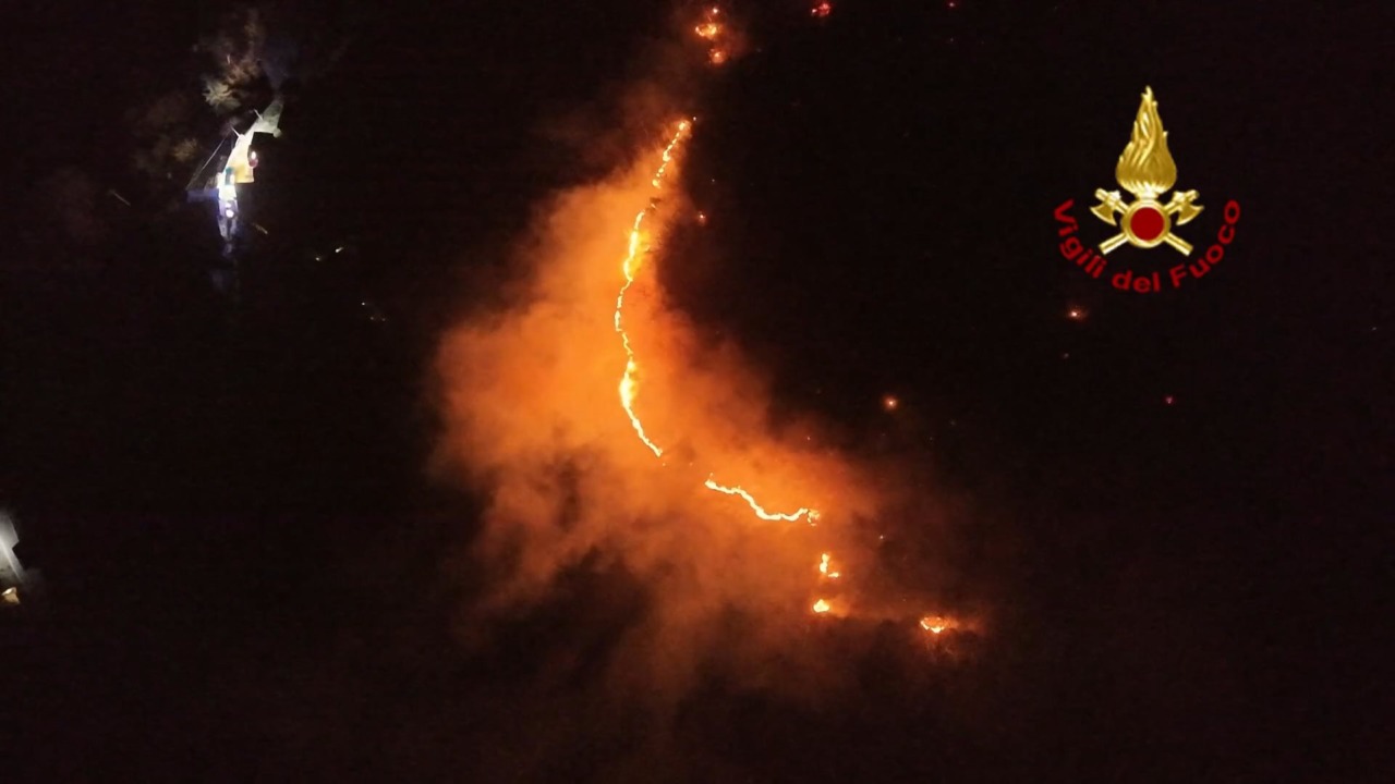 Incendio Alto Reno Terme, continua l’operazione di spegnimento dei vigili del fuoco