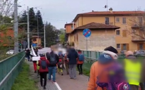 San Ruffillo: tutti a piedi a scuola per chiedere più sicurezza per i pedoni in via Toscana