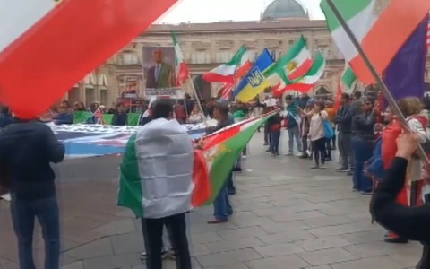 Gli iraniani tornano in piazza a Bologna