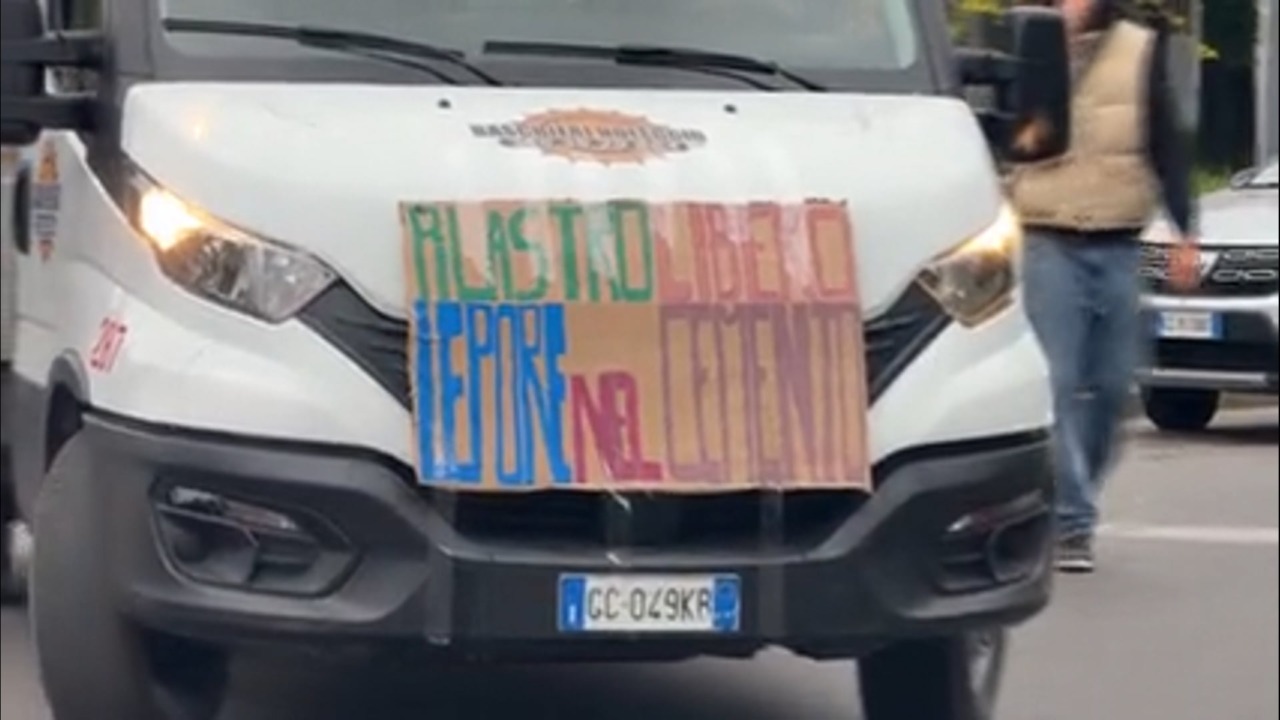 Minacce al sindaco Lepore durante il corteo di ‘Mubasta’