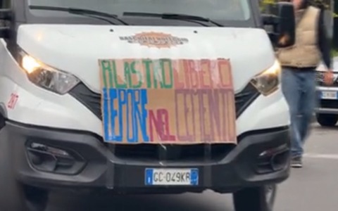 Minacce al sindaco Lepore durante il corteo di ‘Mubasta’