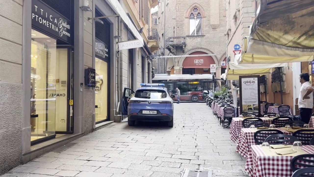 Tentano una rapina in via Clavature, ma le vittime sono un agente e un finanziere fuori servizio