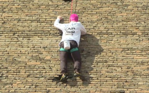 Climber professionista scala la Torre Prendiparte