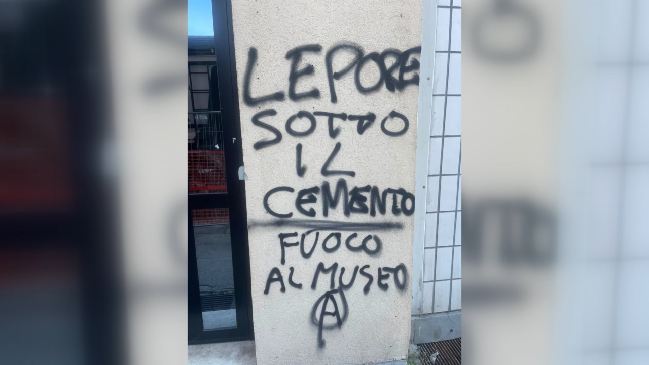 Scritte e minacce di morte al sindaco Lepore: vandalizzata la sede del Pd. ‘Gesto gravissimo e vile’