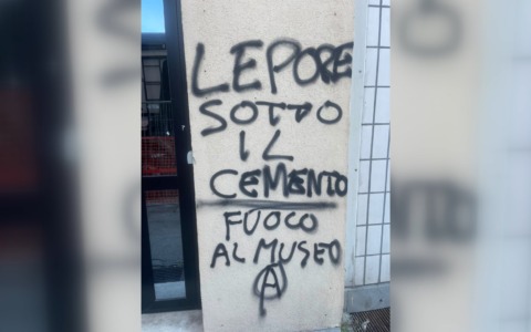 Scritte e minacce di morte al sindaco Lepore: vandalizzata la sede del Pd. ‘Gesto gravissimo e vile’