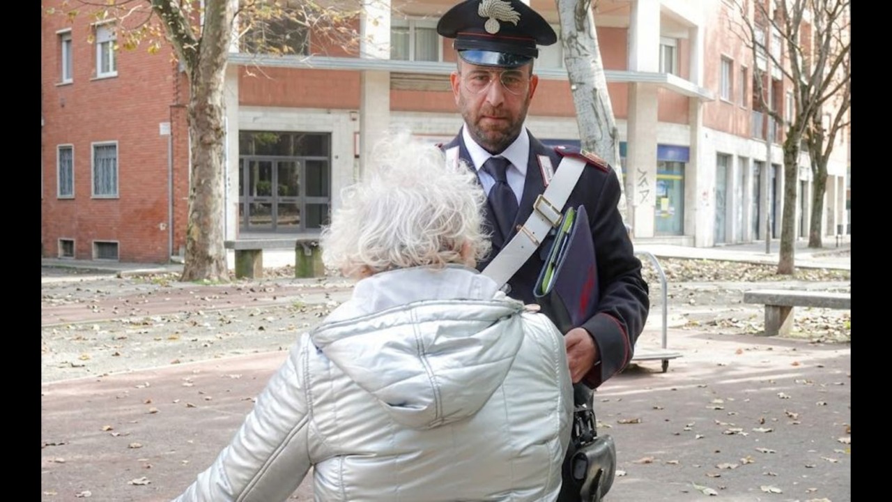 Truffatore viene smascherato e butta a terra una pensionata