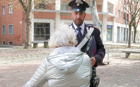 Truffatore viene smascherato e butta a terra una pensionata