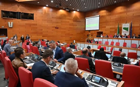 Nel blu dipinto di blu. Nuova legge regionale sugli aeroporti. Con polemica