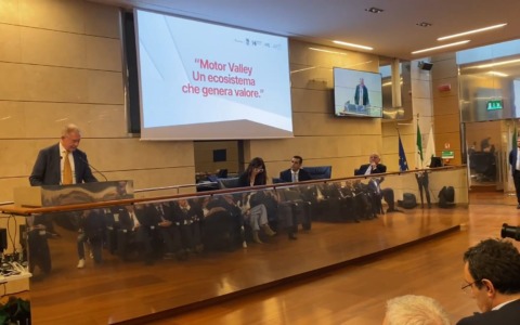 Ministro Urso a Bologna: “Guerra infinita? Per l’Italia conseguenze energetiche devastanti”