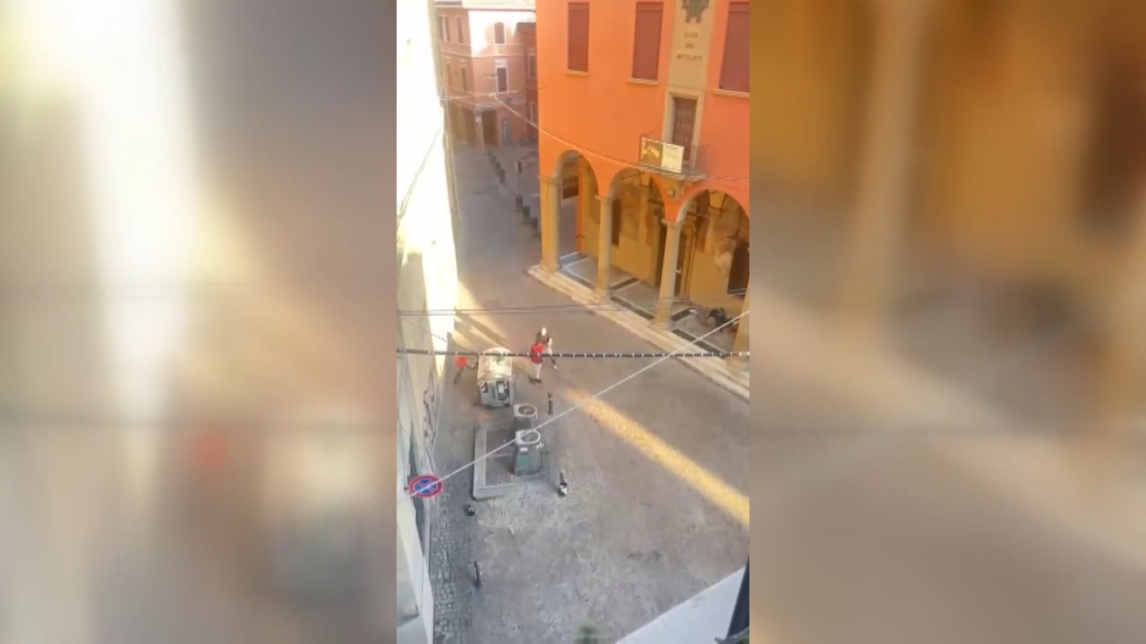 Risse e scazzottate tra senzatetto in via Parigi, in pieno centro a Bologna