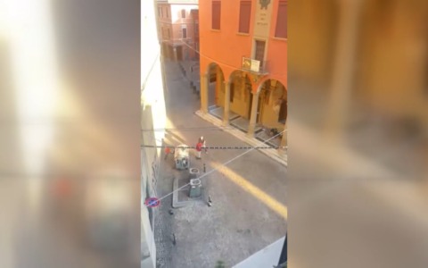 Risse e scazzottate tra senzatetto in via Parigi, in pieno centro a Bologna