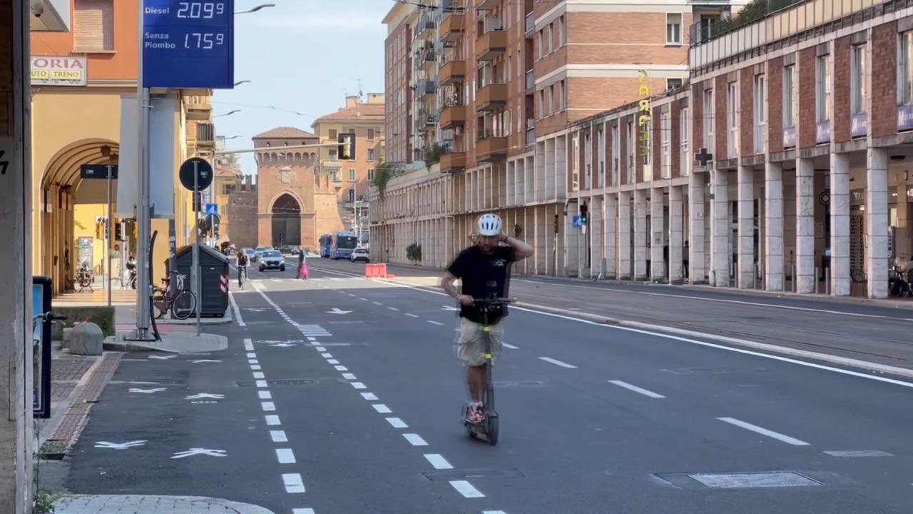 Ecco via Saffi ‘liberata’ dalle transenne, ma nei dintorni l’asfalto è un colabrodo