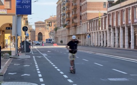 Ecco via Saffi ‘liberata’ dalle transenne, ma nei dintorni l’asfalto è un colabrodo