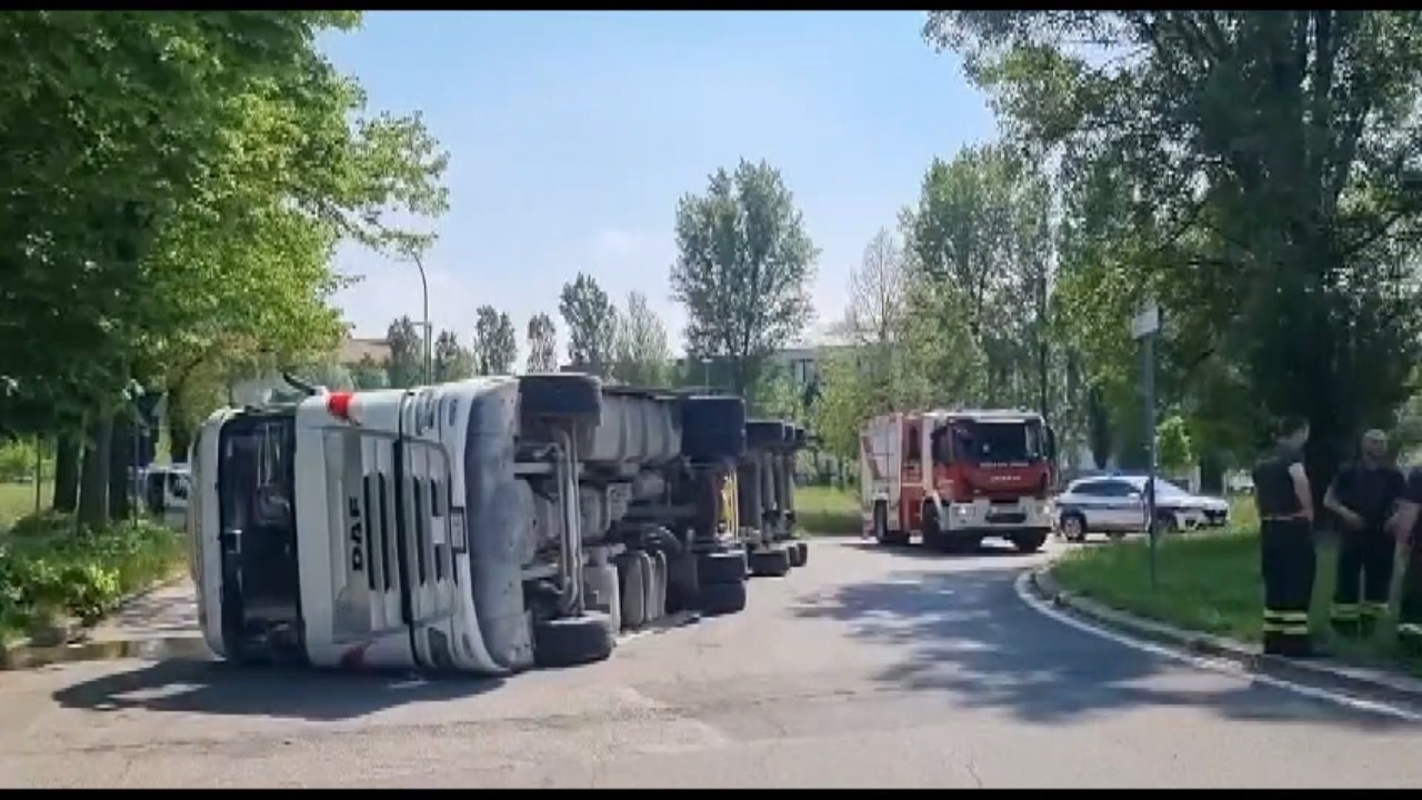 Incidente in zona Roveri, si ribalta camion carico di animali vivi