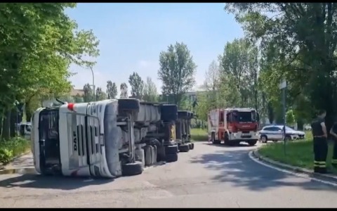 Incidente in zona Roveri, si ribalta camion carico di animali vivi