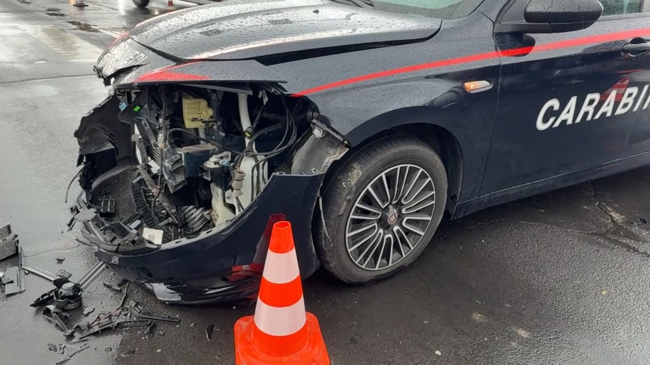 Auto dei carabinieri coinvolta in un incidente stradale, nessun ferito