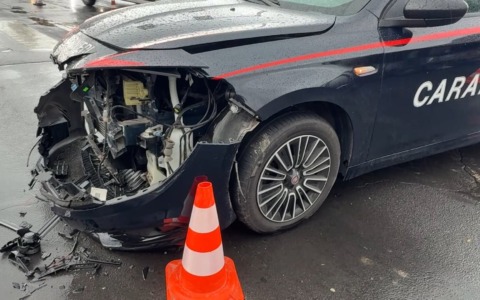 Auto dei carabinieri coinvolta in un incidente stradale, nessun ferito